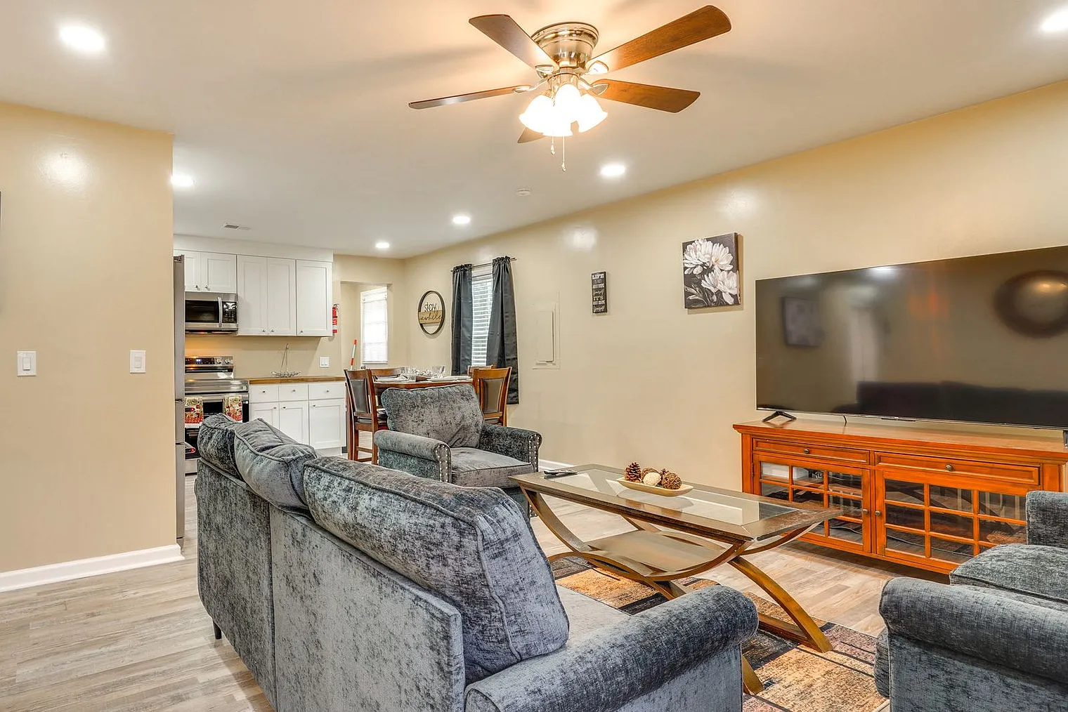 4 bed, 2.0 bath, 1097 sqft, $4,483 — Photo 4