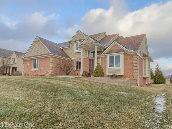 29924 Magnolia Dr, New Hudson, MI 48165