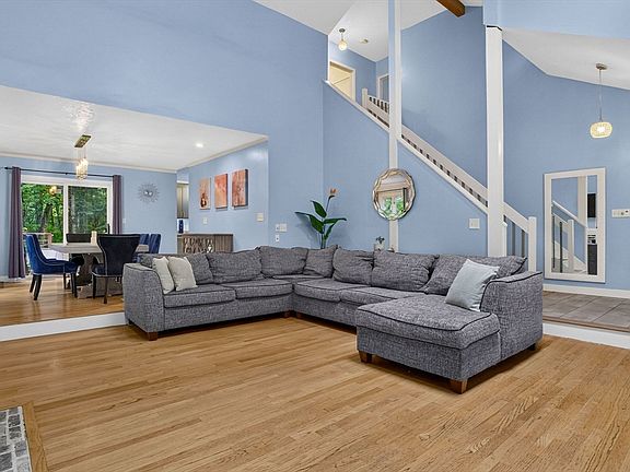 3rd image of 27 Walden Dr