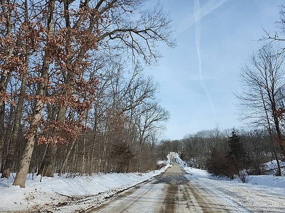 4th image of 2299 Lyle Rd