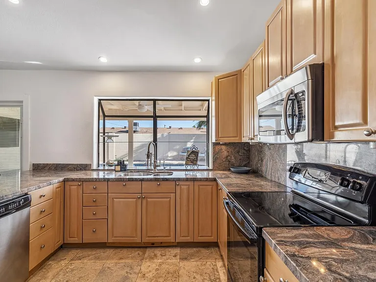 1739 N Palm Dr — Photo 6