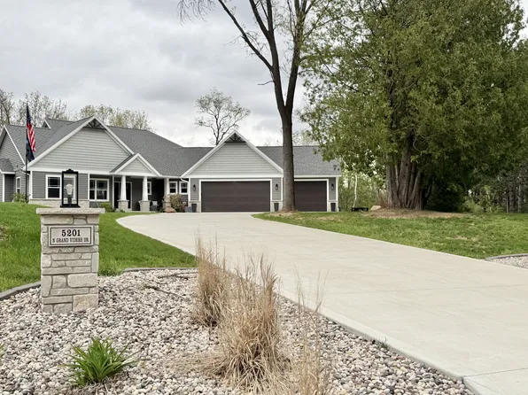 5201 N Grand Videre Dr, Janesville, WI 53548