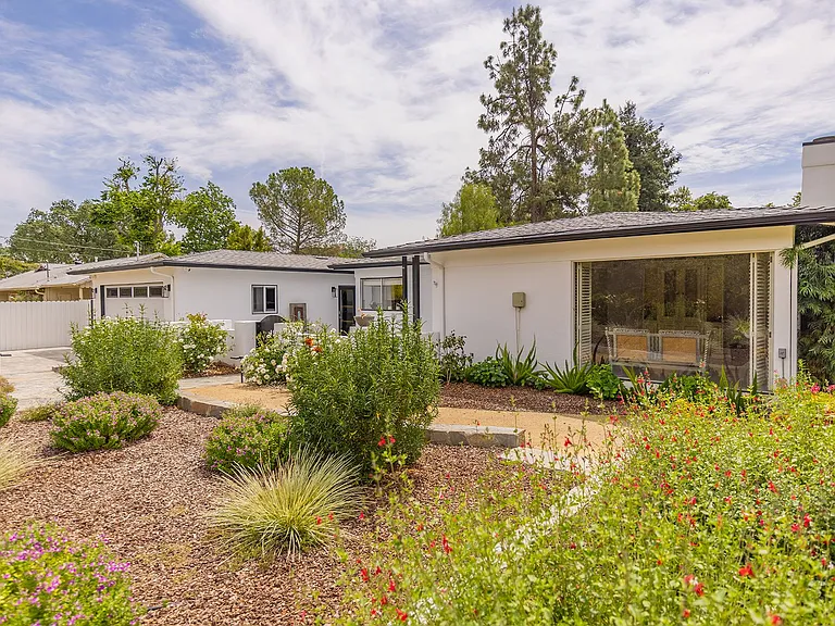 413 W Matilija St — Photo 2