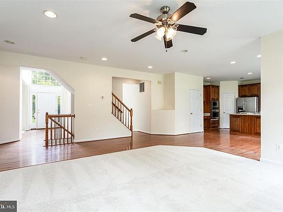 3rd image of 687 Holly Crest Dr