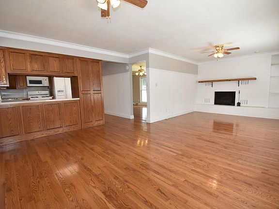 3rd image of 928 Southwest Blvd