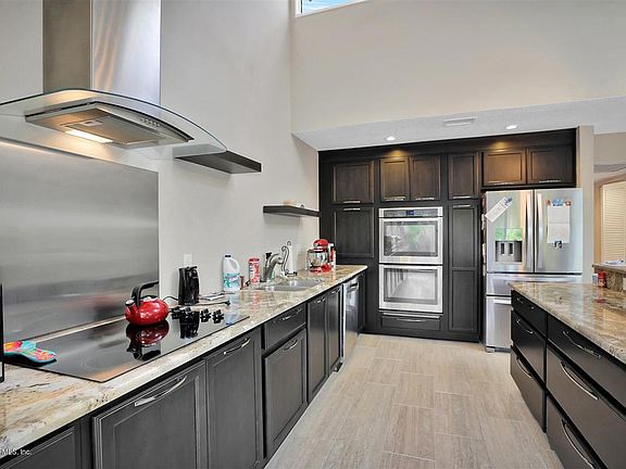 3rd image of 10039 Sawgrass Dr E