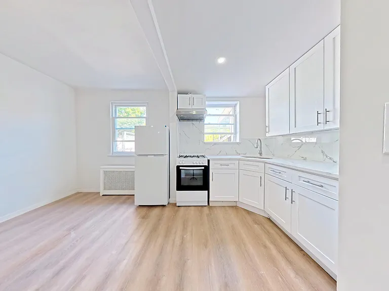 303 Bay 14th St — Photo 1