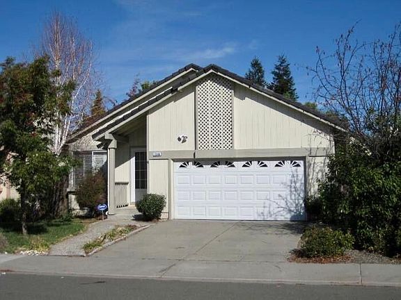 2nd image of 1048 Wood Hollow Cir