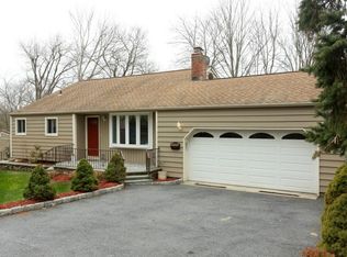 3 Valley View Ter, Mount Kisco, NY 10549