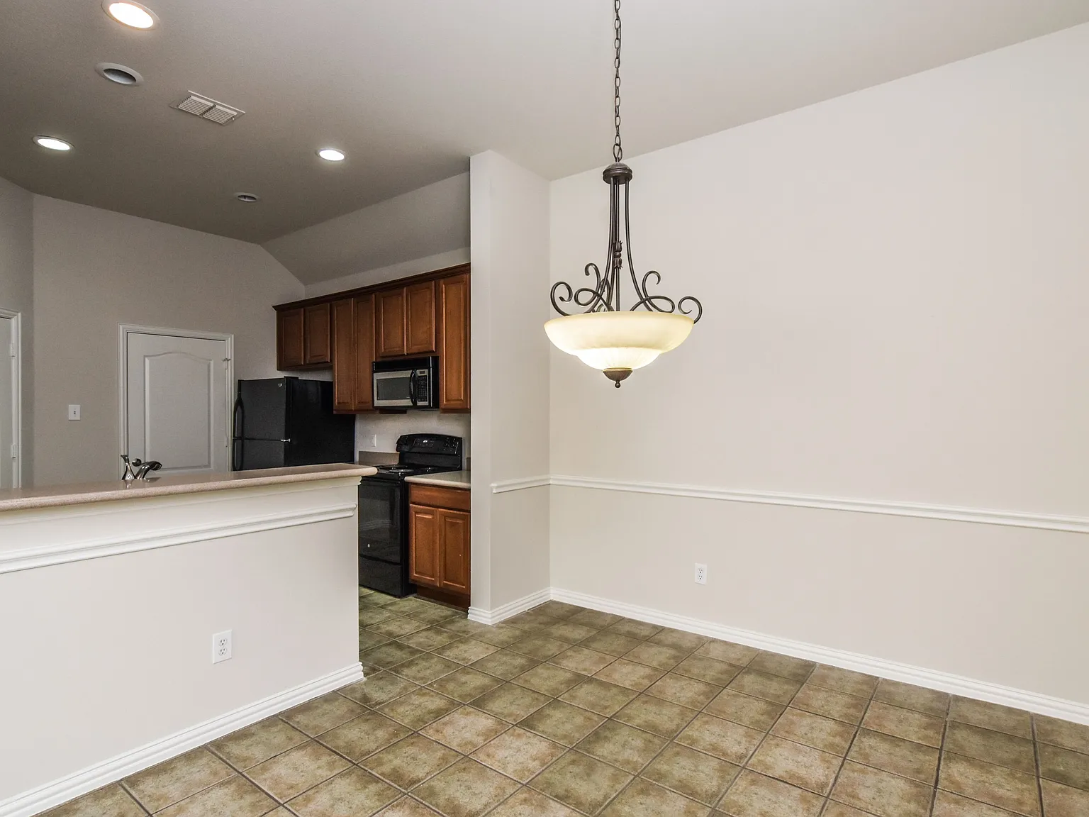 3 bed, 1434 sqft, $2,300 — Photo 3