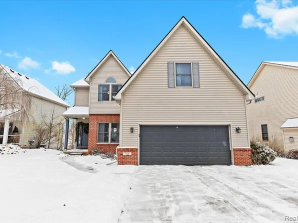 924 Lincoln Dr, Brighton, MI 48116