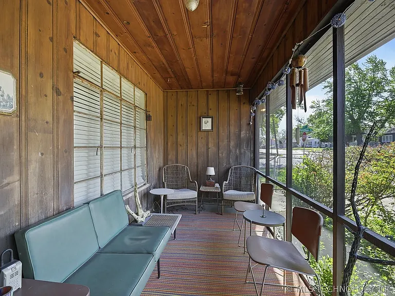 Well maintained screened in front porch