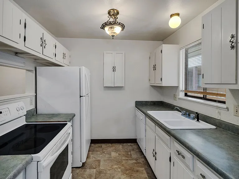 125 Franklin Ave #412 — Photo 10