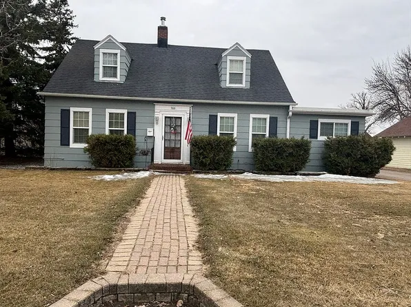 306 3rd St NE, Roseau, MN 56751