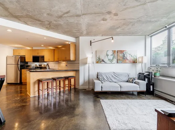 917 Station St, Vancouver, BC V6A 4J8