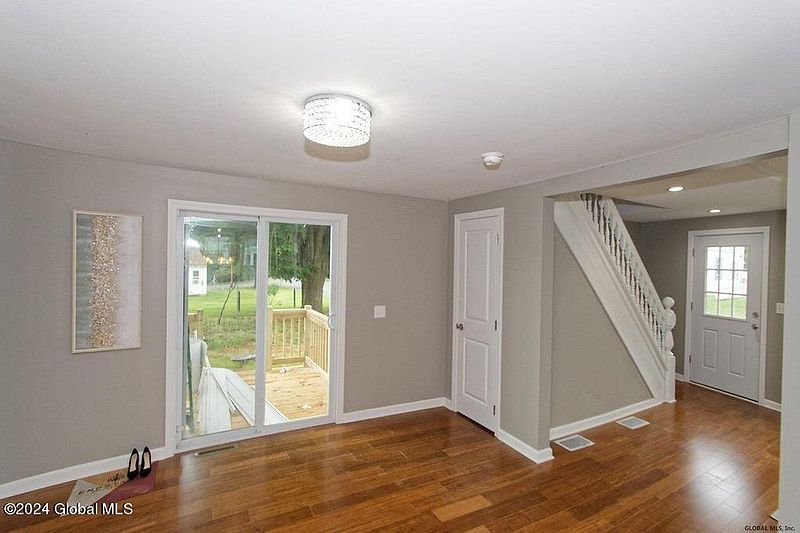 5th image of 8 Hemstreet Avenue