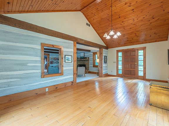 4th image of 576 State Road 135 N