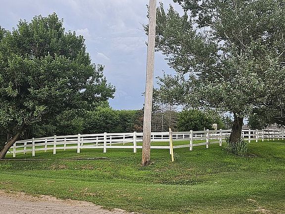 5th image of 1372 W Barrows Rd