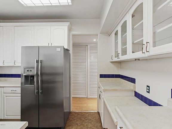 5th image of 985 E California Blvd Unit 101