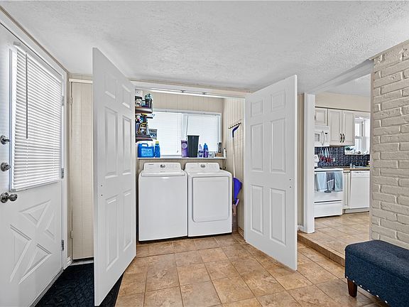 4th image of 464 Sunset Dr