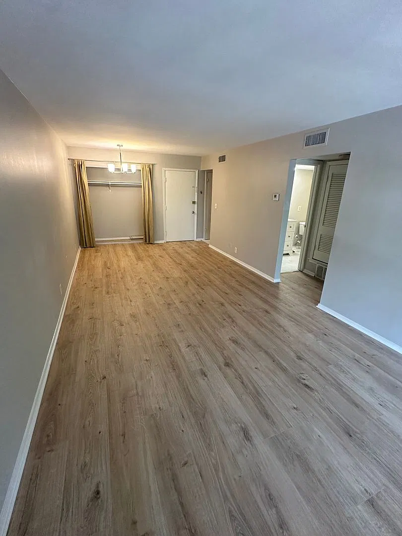 Beautifully Renovated 1-Bedroom Condo in Fountain Square — Photo 2