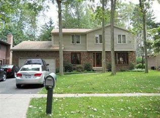 21 Fawnwood Dr, Williamsville, NY 14221