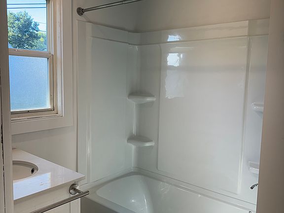 Bathroom with tub/shower