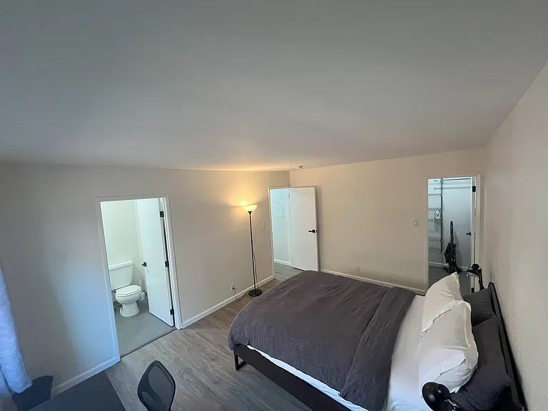 Primary Bedroom (queen bed, ensuite bathroom, walk in closet)