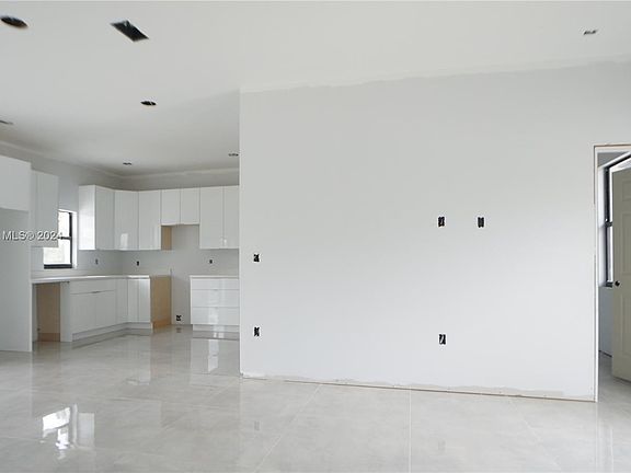 5th image of 744 Lamar St E
