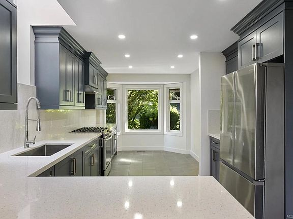 4th image of 2829 Arbutus Rd #109