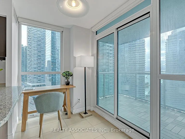 19 Grand Trunk Cres #2710 — Photo 21