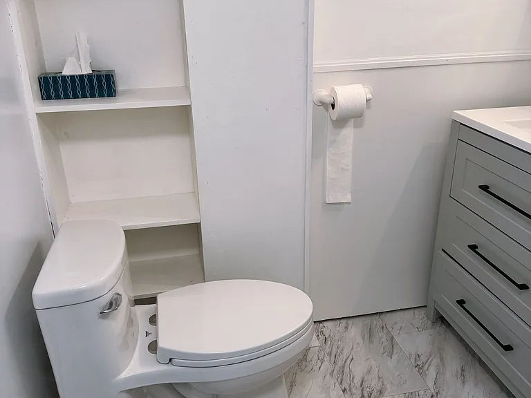 390 Roehampton Ave #BASEMENT — Photo 12