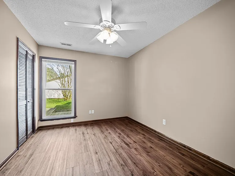 1003 Springdale Dr — Photo 15