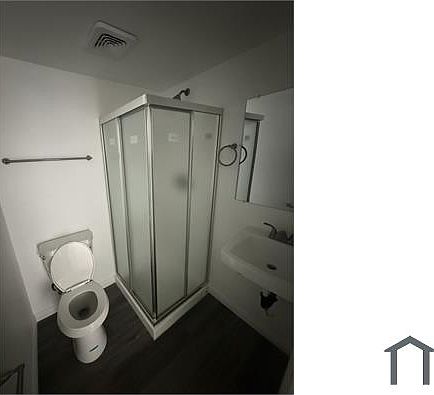 2nd image of 925 N Washington Pl