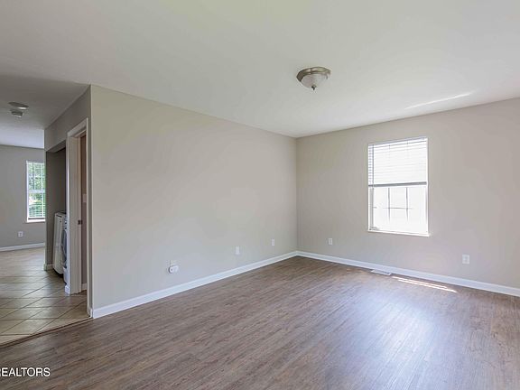 3rd image of 834 Belleaire Ave