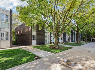 1319 N Sandburg Ter, Chicago, IL 60610