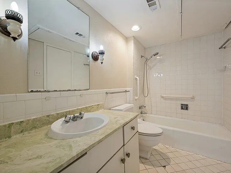 5838 Sandhurst Ln — Photo 11
