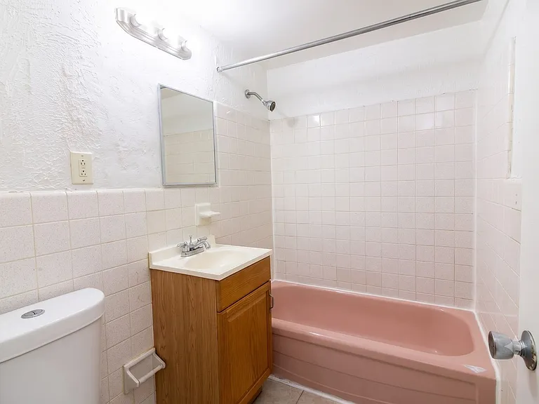 Majestic Court Apartments — Photo 4