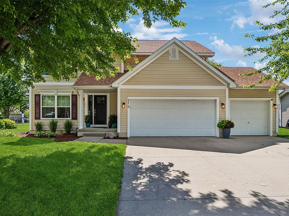 1st image of 570 SE Cardinal Ln