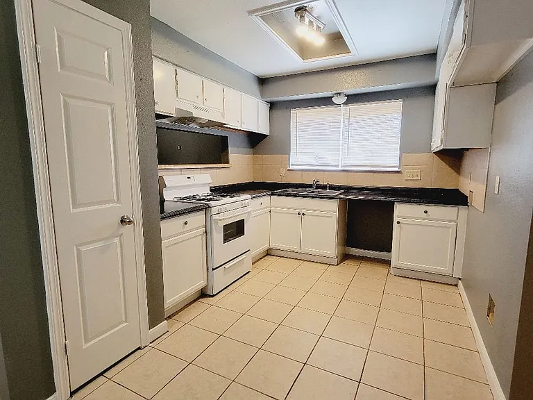 8607 Crystal Cove Cir — Photo 16