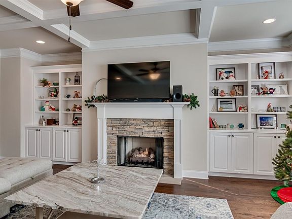 5th image of 484 Jade Dr