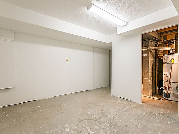 2nd image of 756 E Oakwood Park Cir