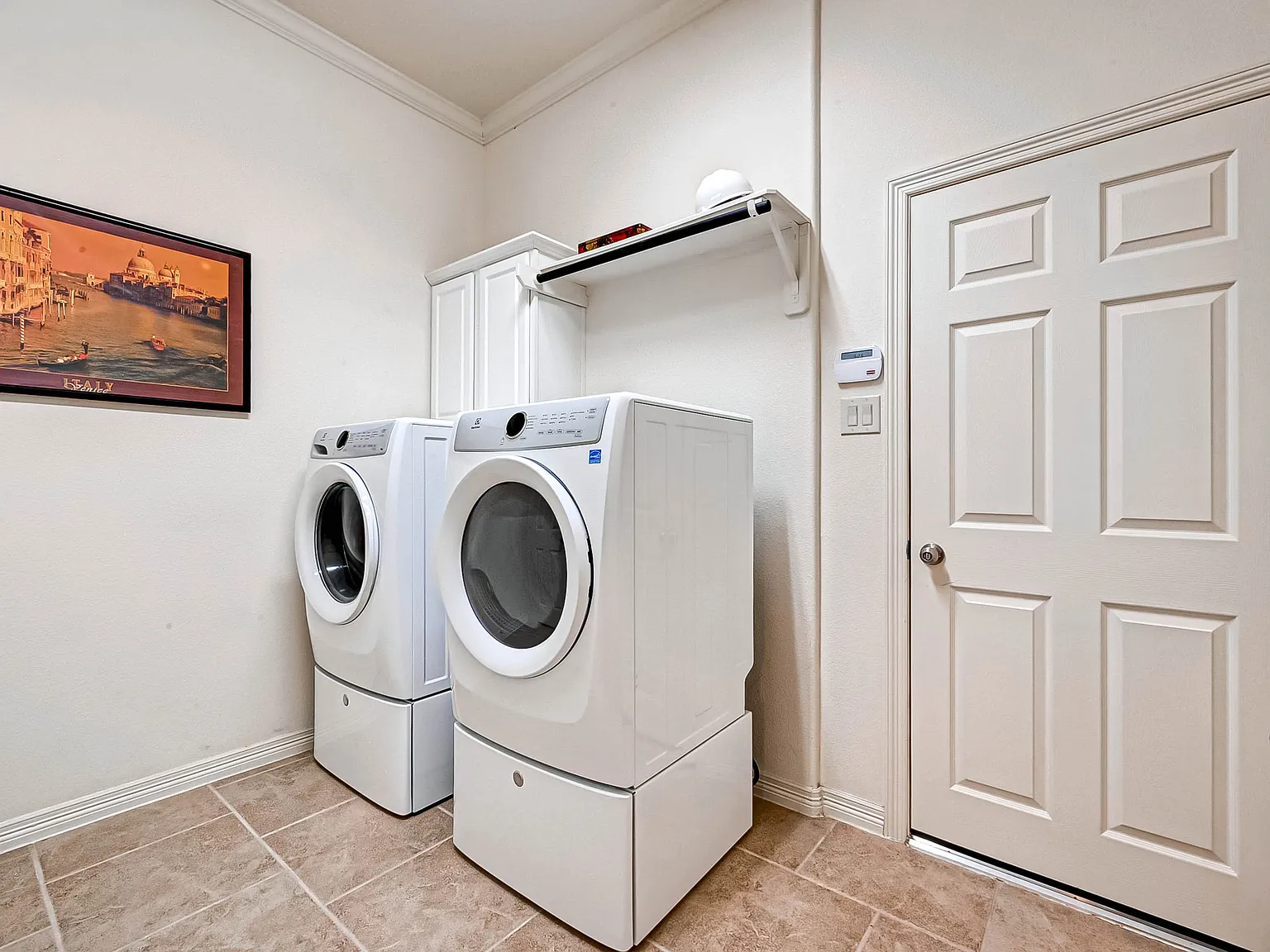 5 bed, 4166 sqft, $4,500 — Photo 2