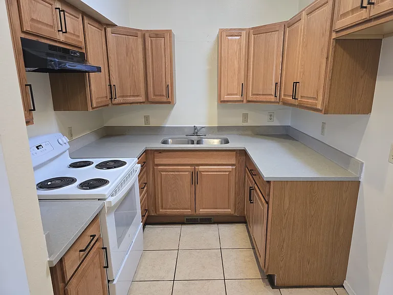 910 S Wyoming Ave — Photo 4