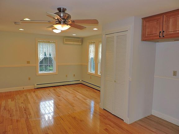 3rd image of 209 Sandwich St