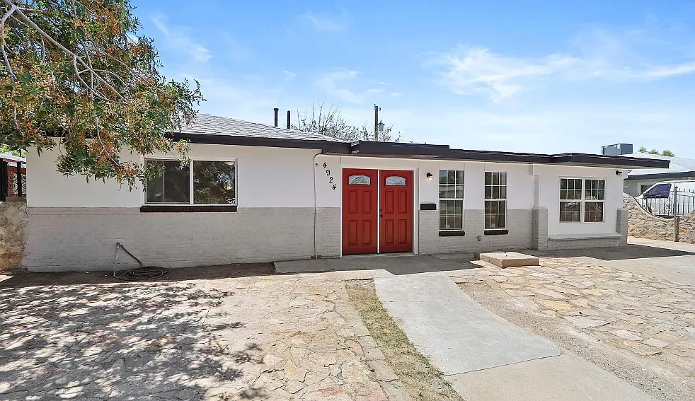 4924 Pikes Peak Dr — Photo 2