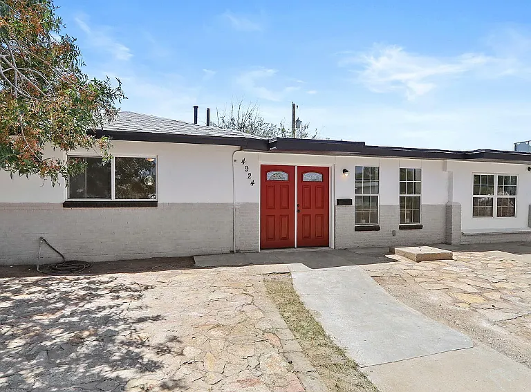 4924 Pikes Peak Dr — Photo 2