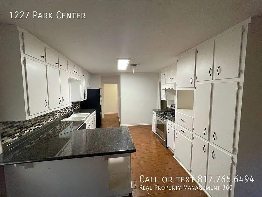 Charming South Fort Worth home on Corner lot — Photo 3