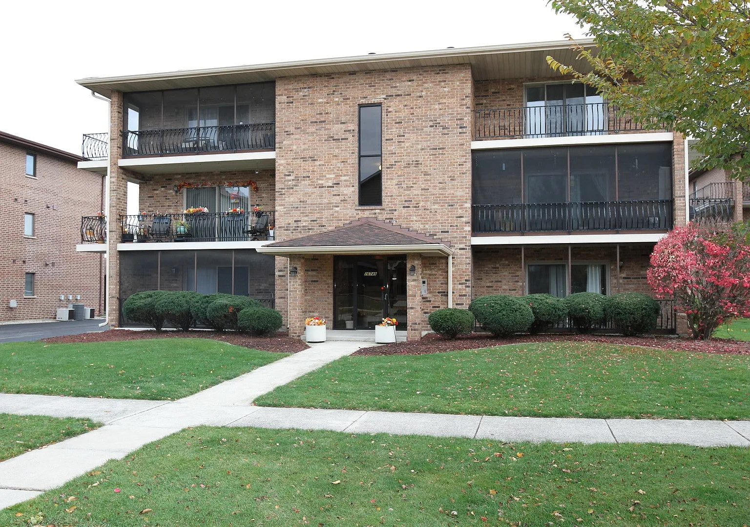 2 bed, 2.0 bath, 950 sqft, $2,350 — Photo 2