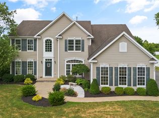 337 Stonefield Ln, Farmington, NY 14425